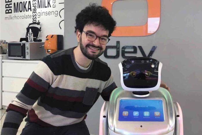 Marco Rosano e il robot Sanbot